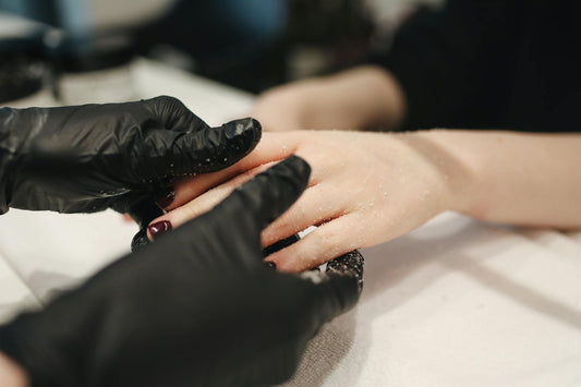 La Elección Correcta de Guantes en Salones de Uñas: Estilo y Seguridad